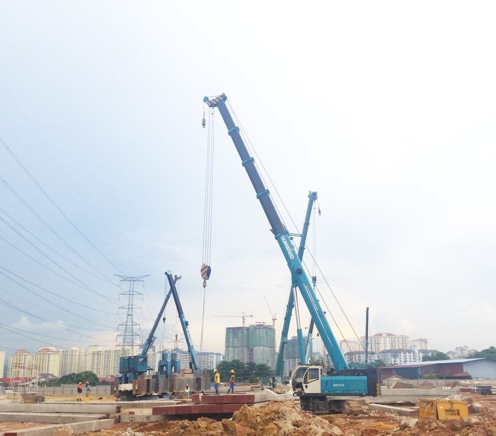 山河智能伸縮臂履帶起重機助力馬來西亞城市基礎(chǔ)設(shè)施建設(shè)