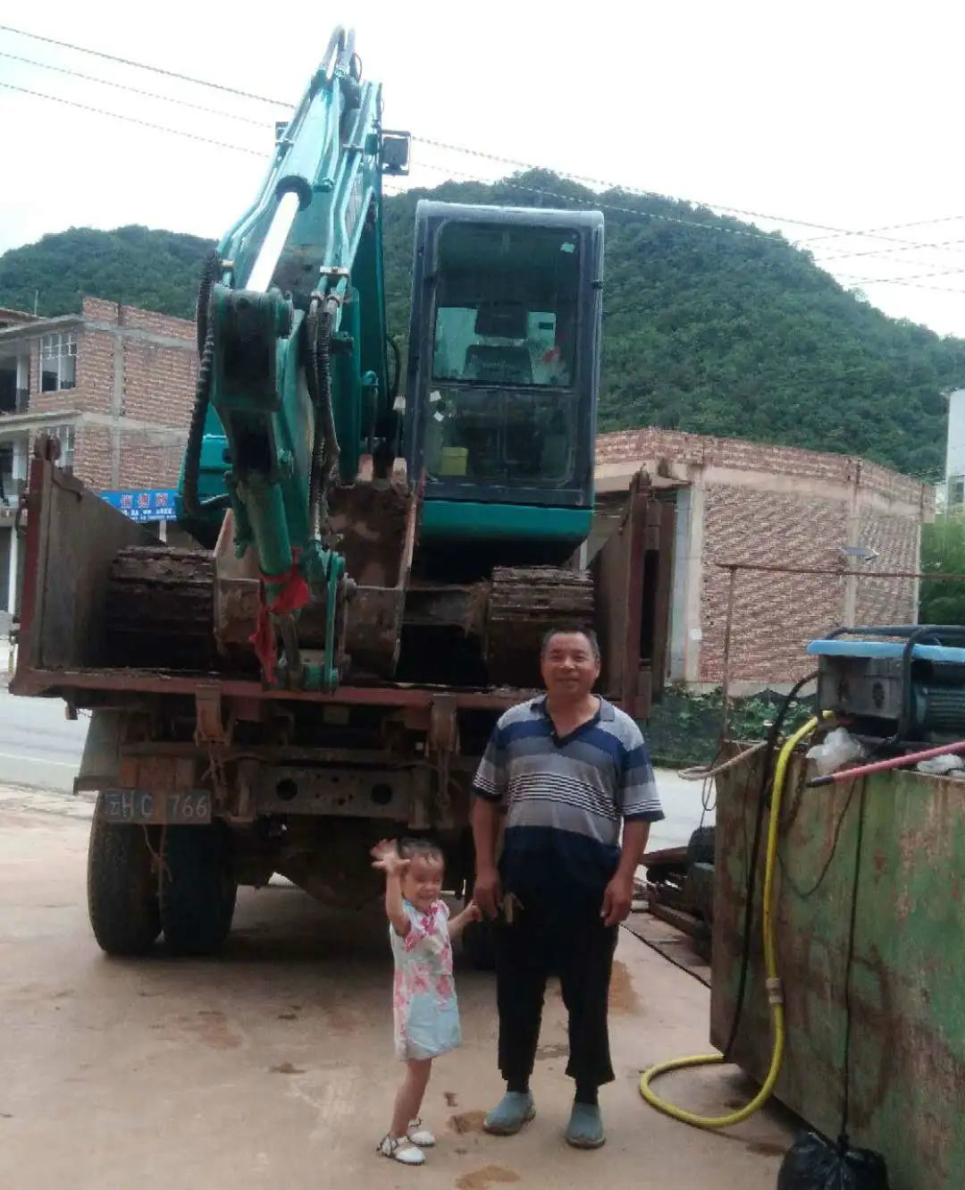 云南這個村有個挖掘機家族，創(chuàng)富有一套