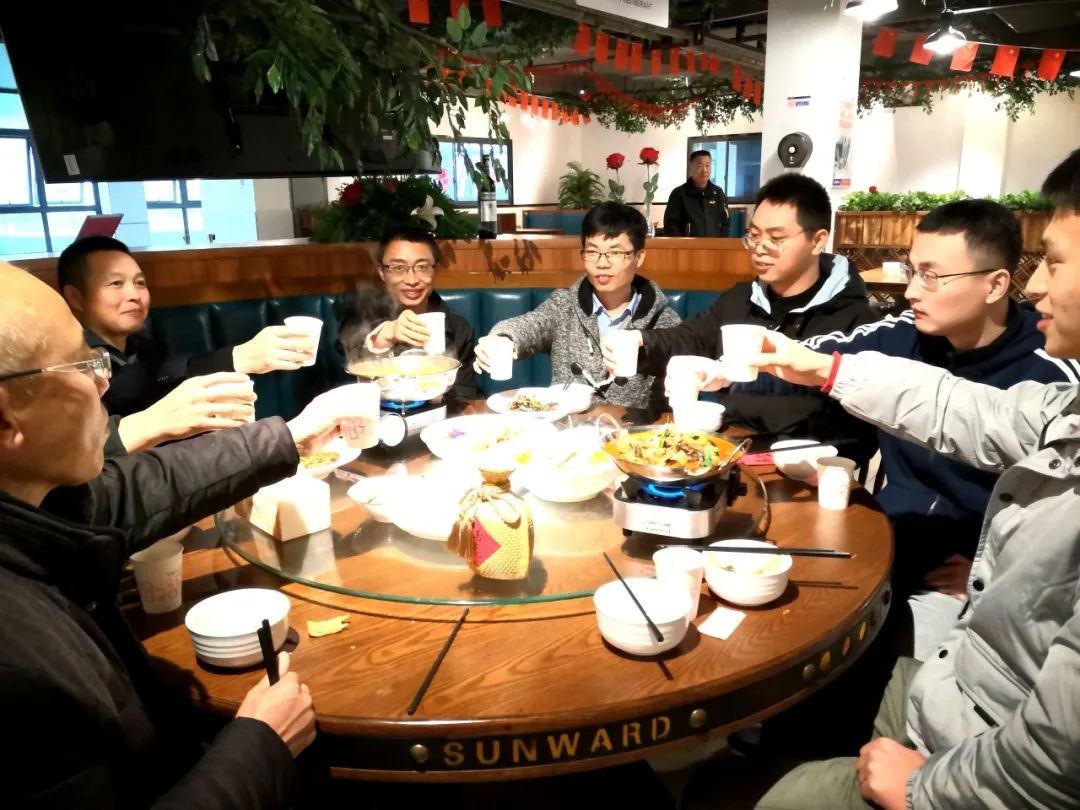 何清華和留廠員工同吃團(tuán)圓飯
