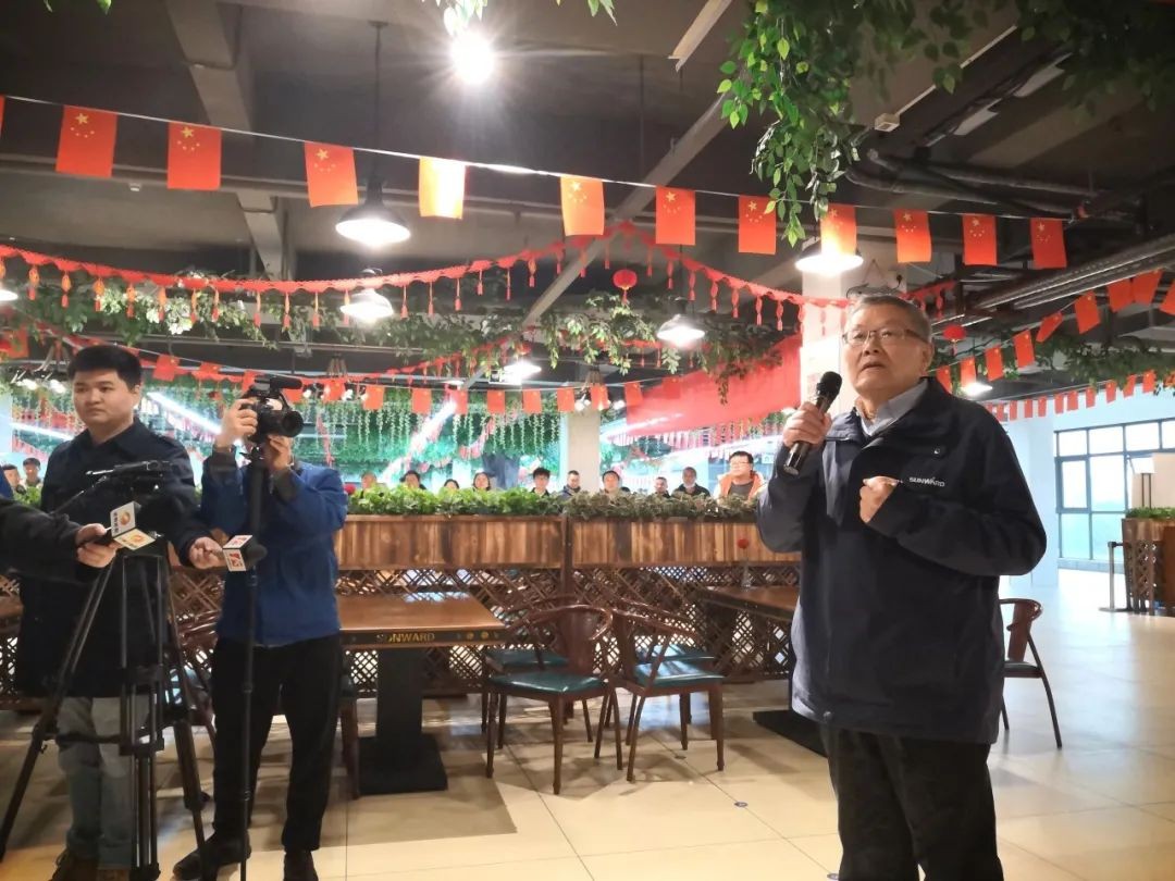 何清華和留廠員工同吃團(tuán)圓飯