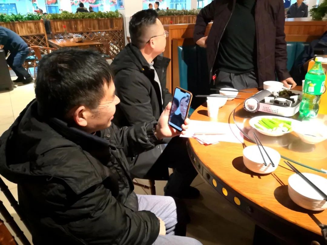 何清華和留廠員工同吃團(tuán)圓飯