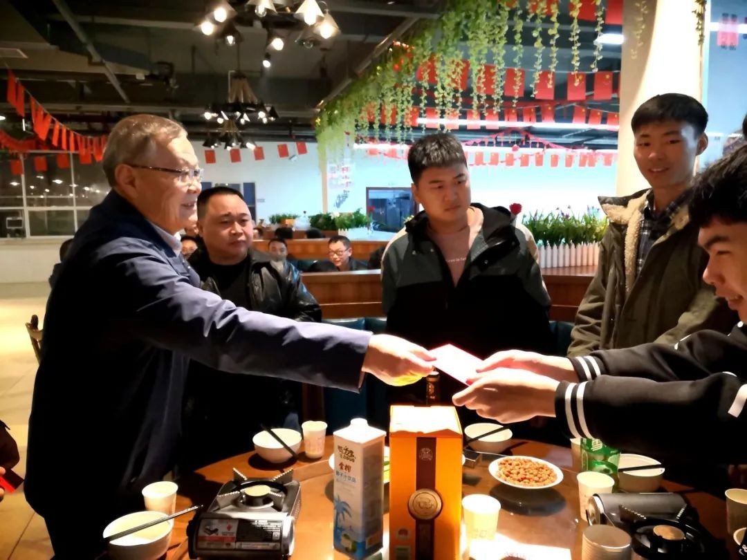 何清華和留廠員工同吃團(tuán)圓飯