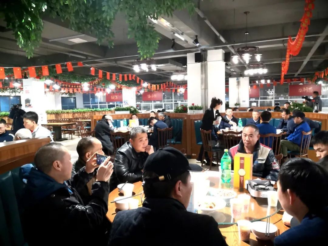 何清華和留廠員工同吃團(tuán)圓飯