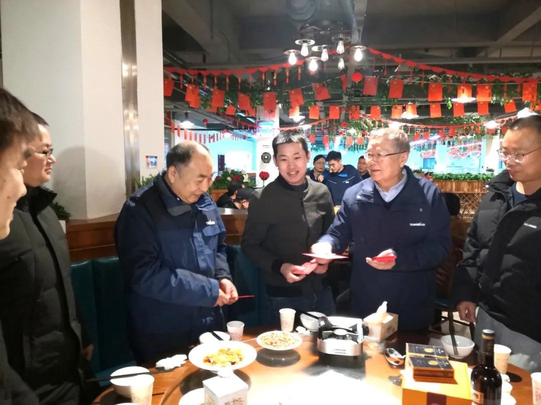 何清華和留廠員工同吃團(tuán)圓飯