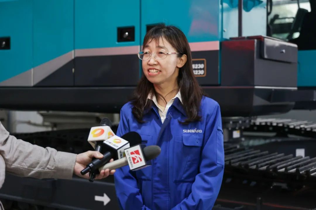 全國首臺(tái)！山河智能SWE240FED電動(dòng)智能挖掘機(jī)下線