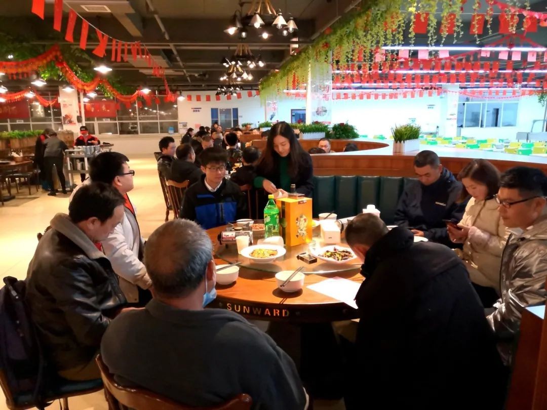 何清華和留廠員工同吃團(tuán)圓飯