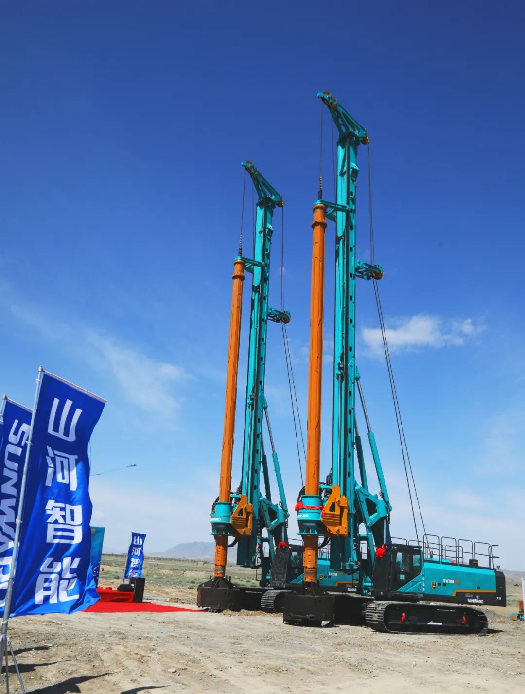 山河智能產(chǎn)品交付中國(guó)能建葛洲壩集團(tuán)，助力建設(shè)大美新疆