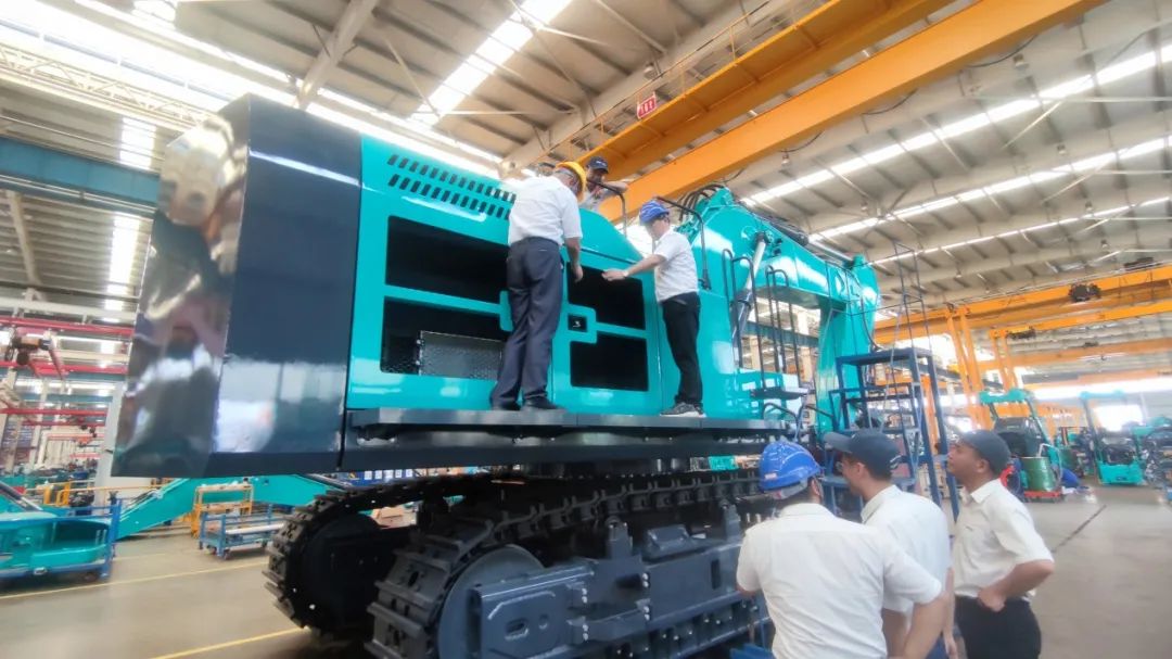 夠炫！夠酷！山河智能超大型挖掘機(jī)SWE750F下線