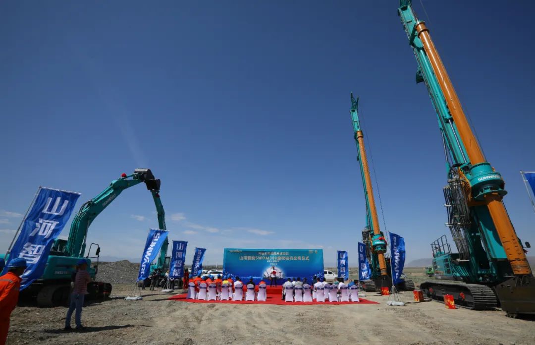 山河智能產(chǎn)品交付中國(guó)能建葛洲壩集團(tuán)，助力建設(shè)大美新疆