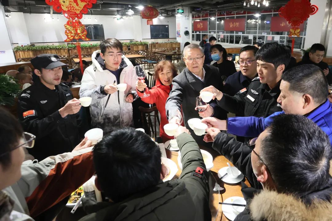 山河智能董事長何清華與留廠員工一起過大年！