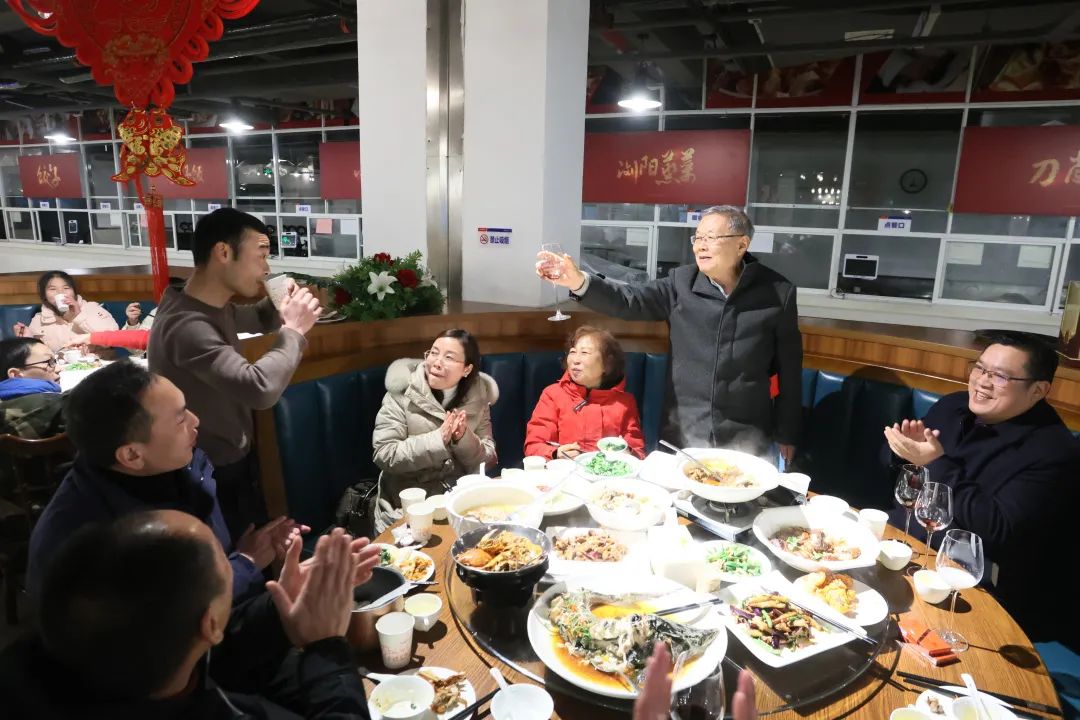 山河智能董事長何清華與留廠員工一起過大年！