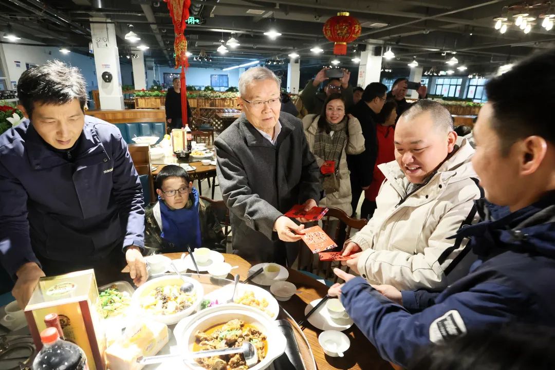 山河智能董事長何清華與留廠員工一起過大年！
