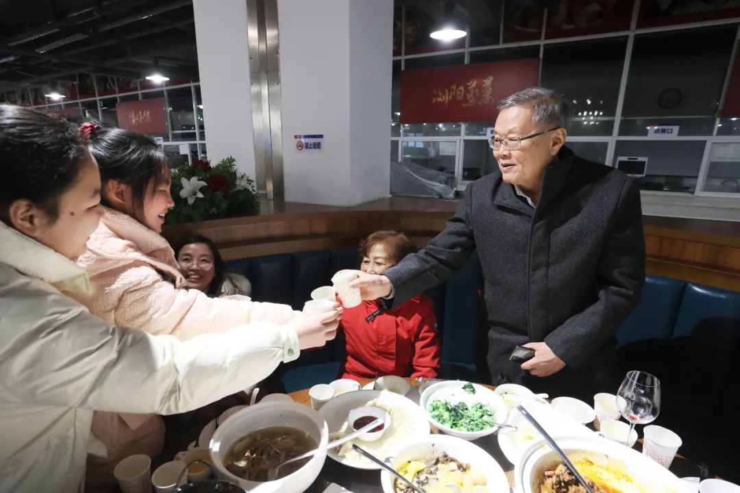 山河智能董事長何清華與留廠員工一起過大年！