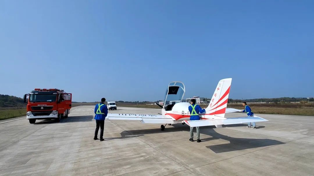 空地協(xié)同顯身手！湖南航空應(yīng)急救援隊(duì)山河機(jī)組開展特情處置應(yīng)急演練