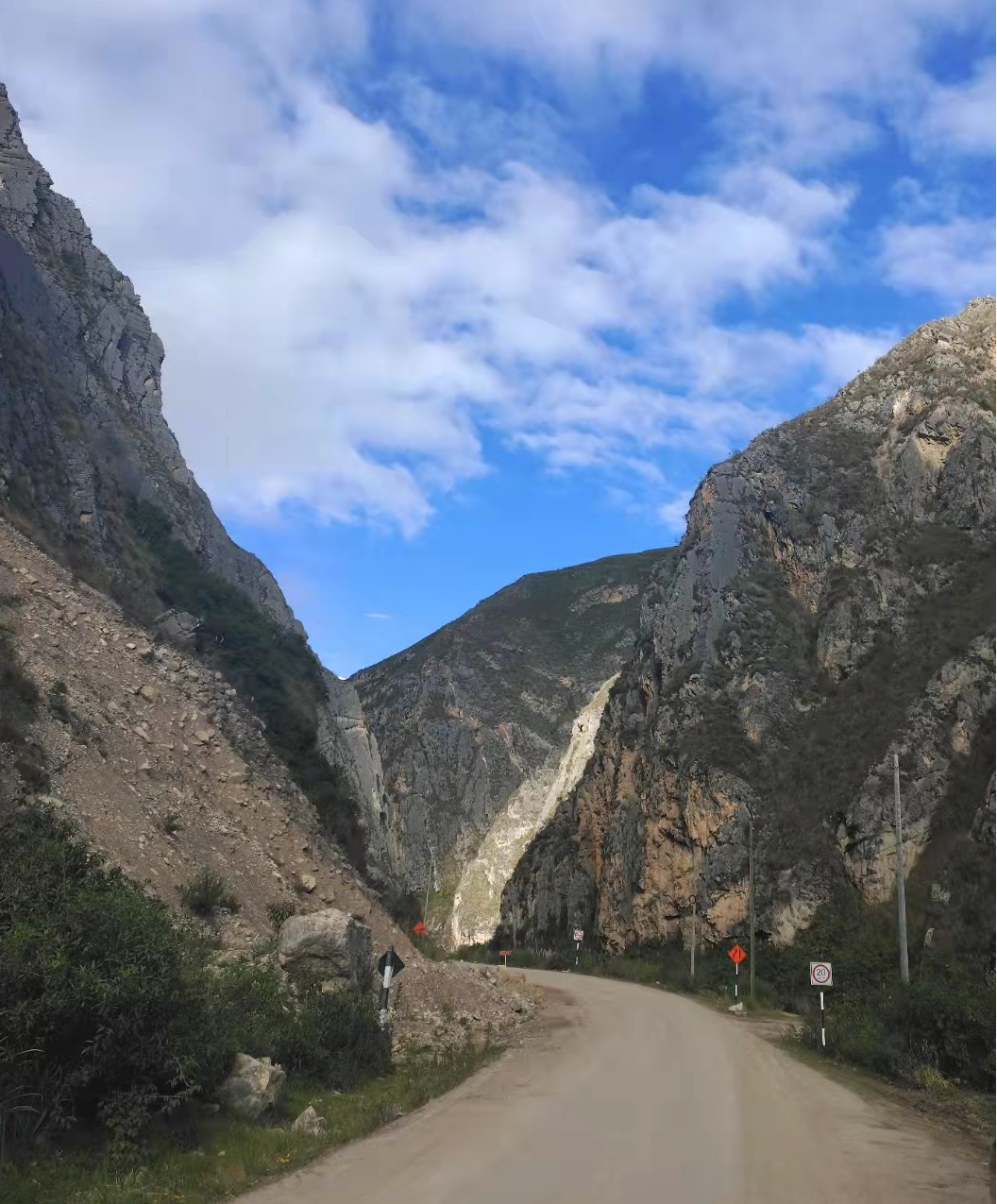 挑戰(zhàn)世界第二高山脈！山河智能裝備助力秘魯安第斯國家公路項目建設