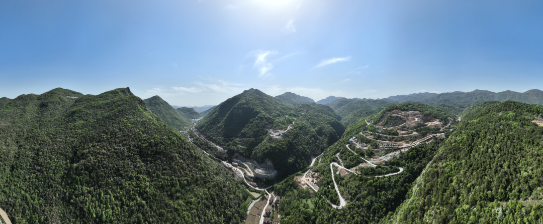 展現(xiàn)施工“奇效”！山河智能旋挖鉆機(jī)強(qiáng)勢助力爐慈高速公路建設(shè)
