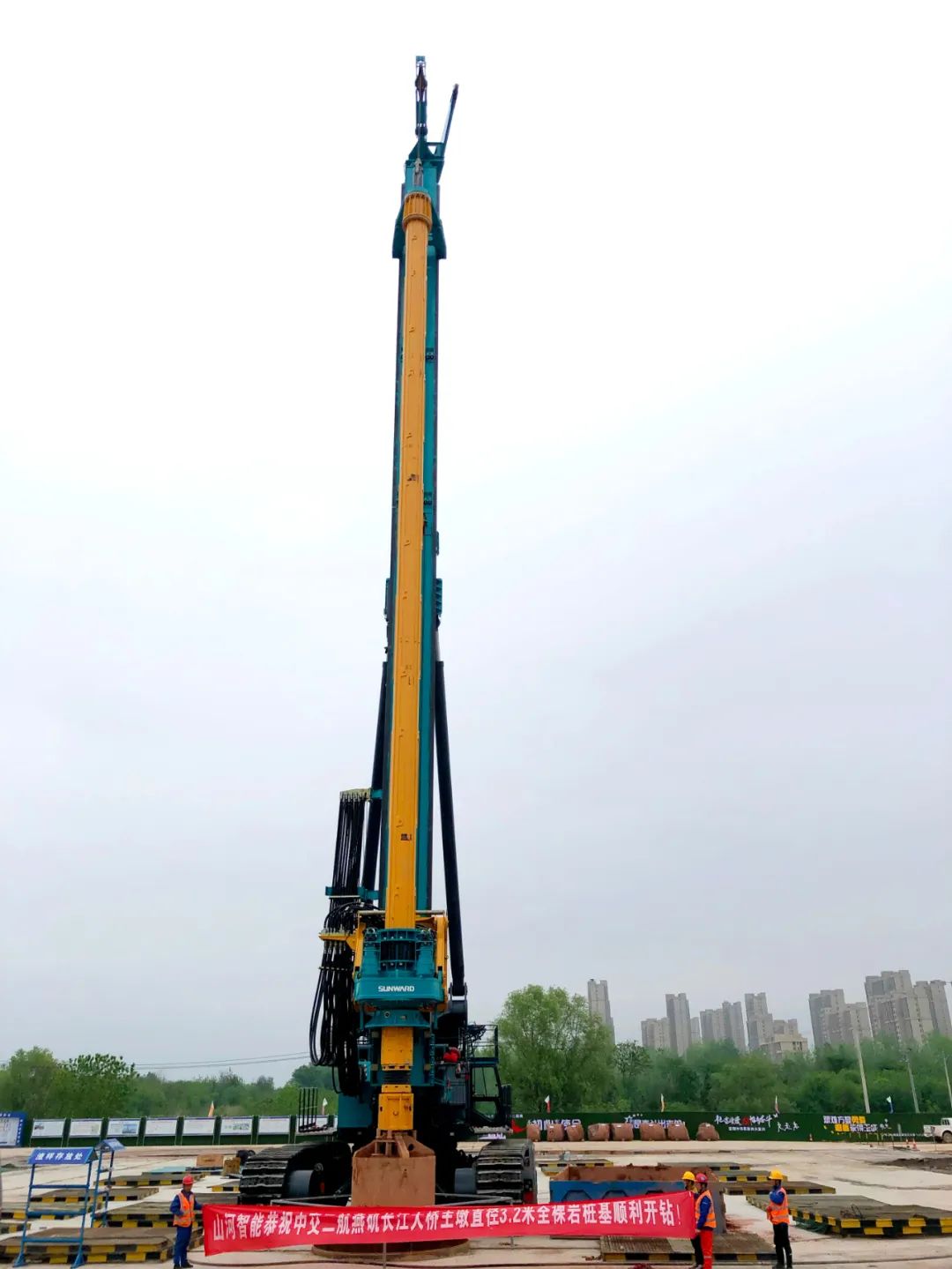 再啃“硬骨頭”！山河智能“超級(jí)樁備”助建燕磯長(zhǎng)江大橋