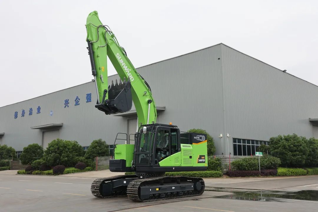 征戰(zhàn)川藏鐵路！山河智能新一代電動(dòng)挖掘機(jī)成功交付