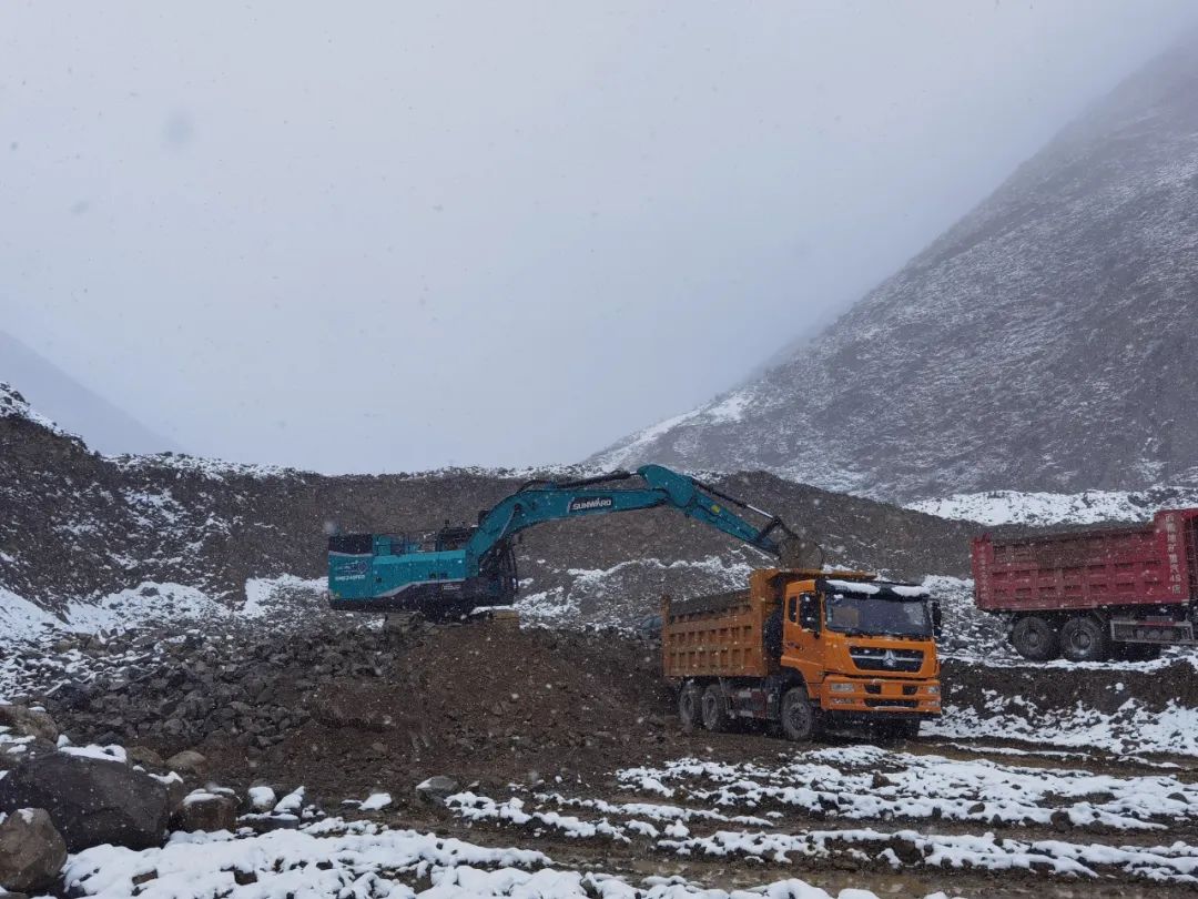 征戰(zhàn)川藏鐵路！山河智能新一代電動(dòng)挖掘機(jī)成功交付