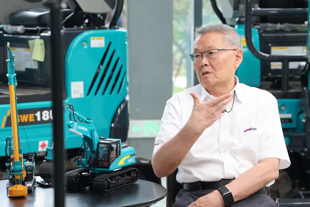 CGTN探廠！專(zhuān)訪山河智能董事長(zhǎng)、首席專(zhuān)家何清華花絮來(lái)了