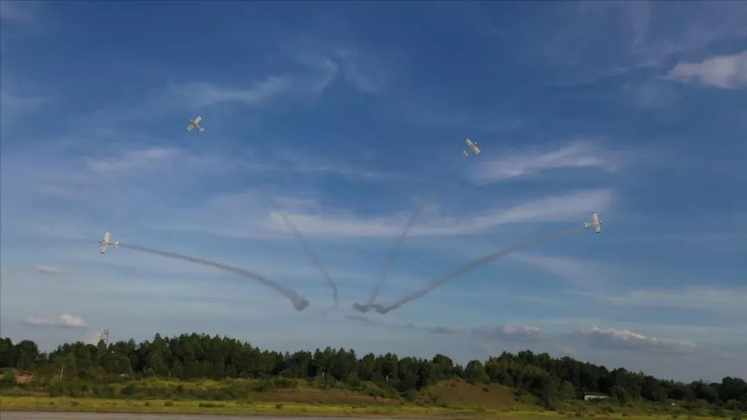 空中開花、大坡度盤旋、俯沖躍升……看山河飛行表演隊(duì)炫技2022湖南航展動(dòng)態(tài)展
