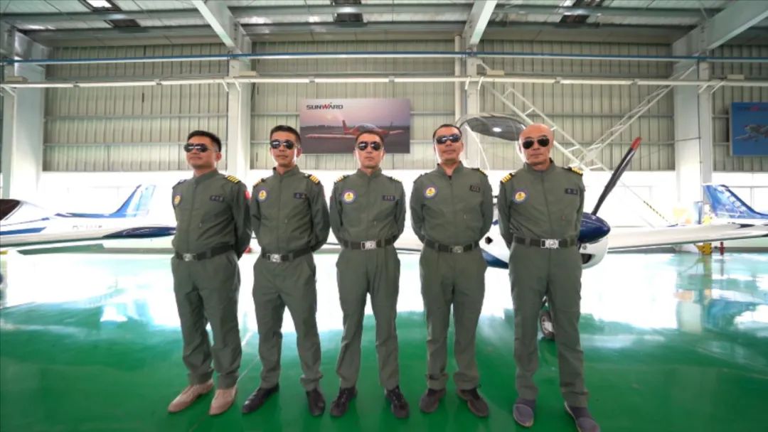 空中開花、大坡度盤旋、俯沖躍升……看山河飛行表演隊(duì)炫技2022湖南航展動(dòng)態(tài)展