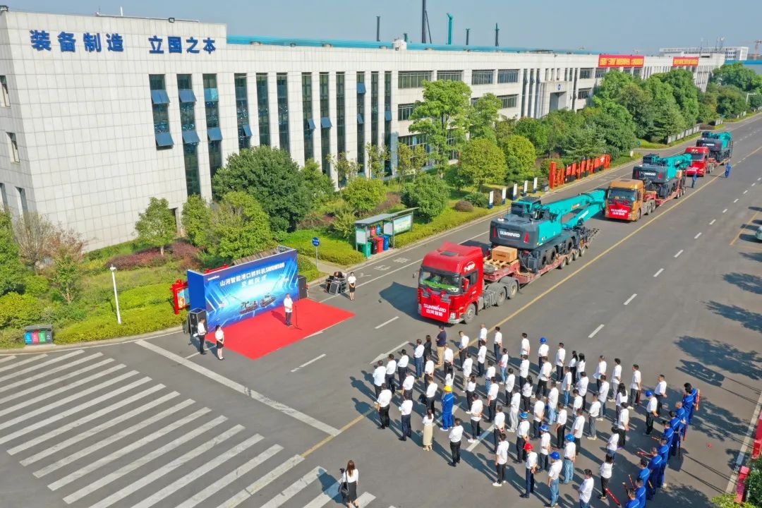 攜手山東匯誠助力我國港口建設(shè)！山河智能港口抓料機(jī)成功批量交付