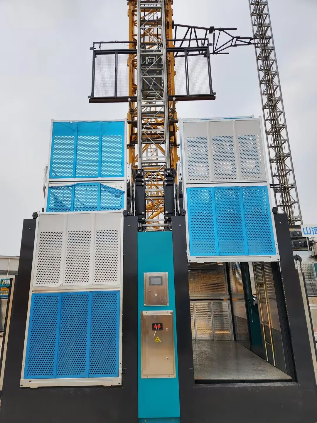 科技顯能、再添新品！山河江麓智能施工升降機(jī)成功下線