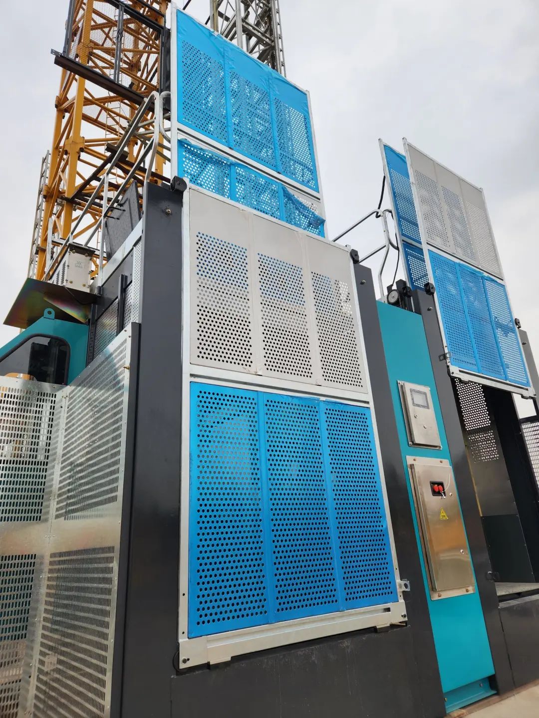 科技顯能、再添新品！山河江麓智能施工升降機(jī)成功下線