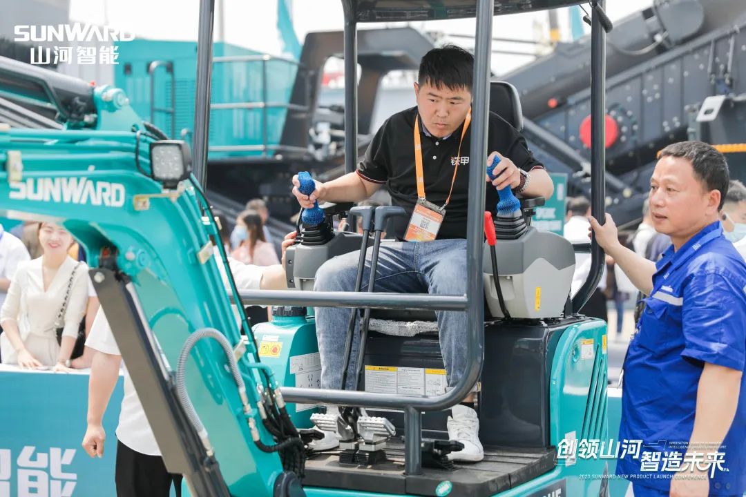 精品出擊、互動(dòng)不斷！山河智能F系列挖掘機(jī)閃耀長(zhǎng)沙展