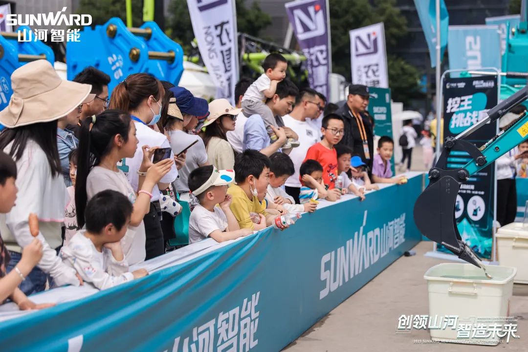 精品出擊、互動(dòng)不斷！山河智能F系列挖掘機(jī)閃耀長(zhǎng)沙展