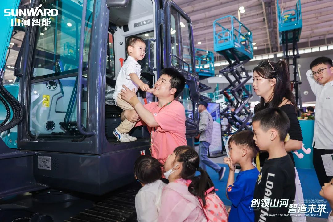 精品出擊、互動(dòng)不斷！山河智能F系列挖掘機(jī)閃耀長(zhǎng)沙展