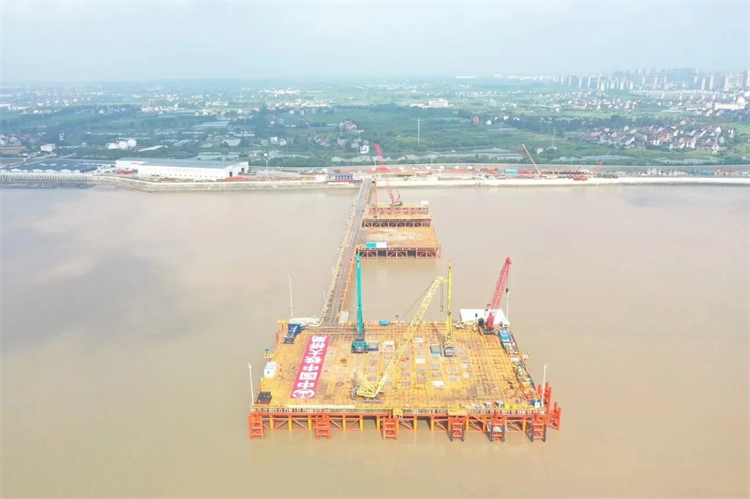 再戰(zhàn)世界級工程！山河智能超級旋挖鉆機(jī)SWDM800H助建杭州灣跨海鐵路橋項(xiàng)目
