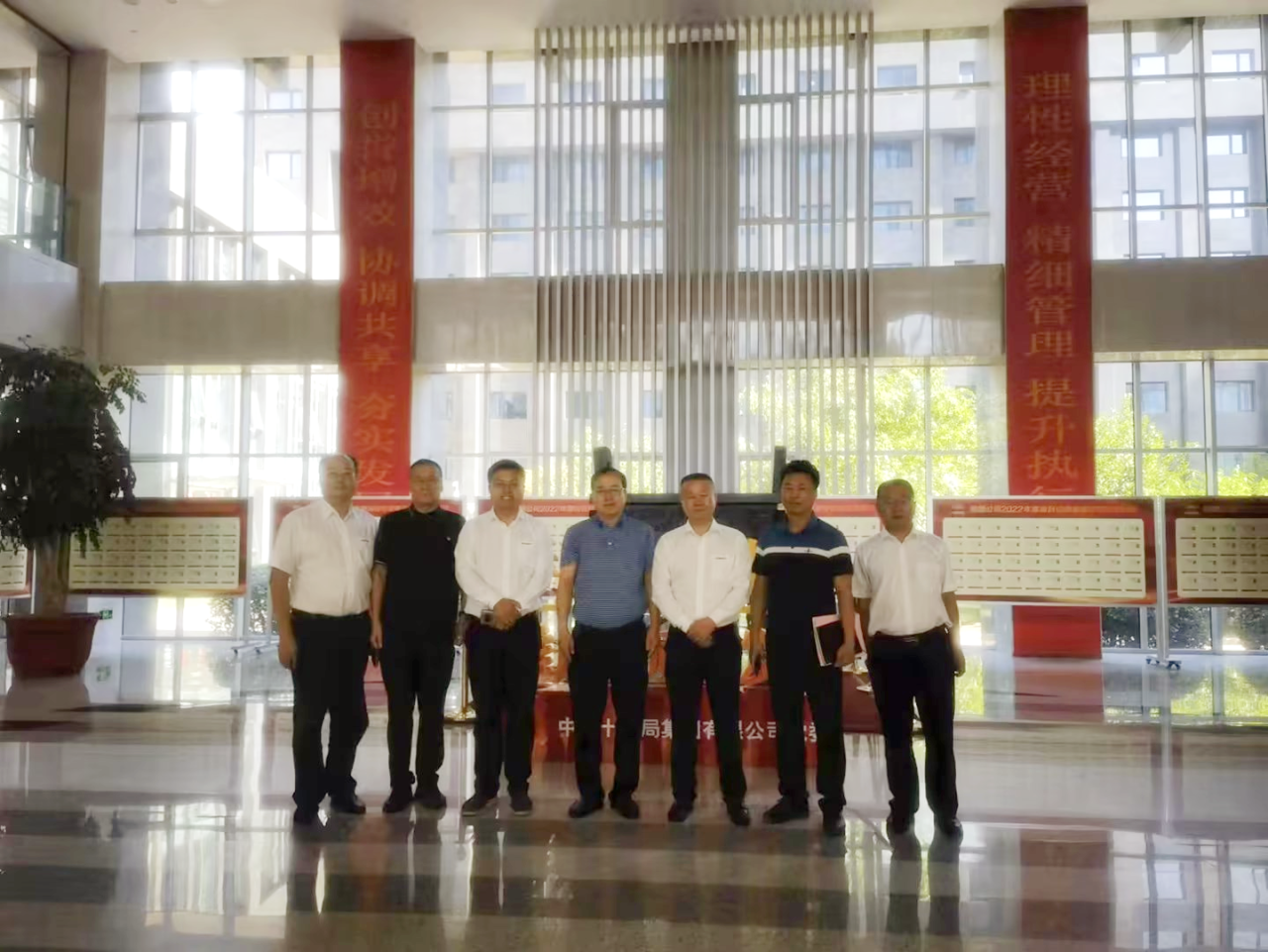 合作共贏！山河智能總經(jīng)理夏志宏帶隊(duì)赴中鐵十九局拜訪交流