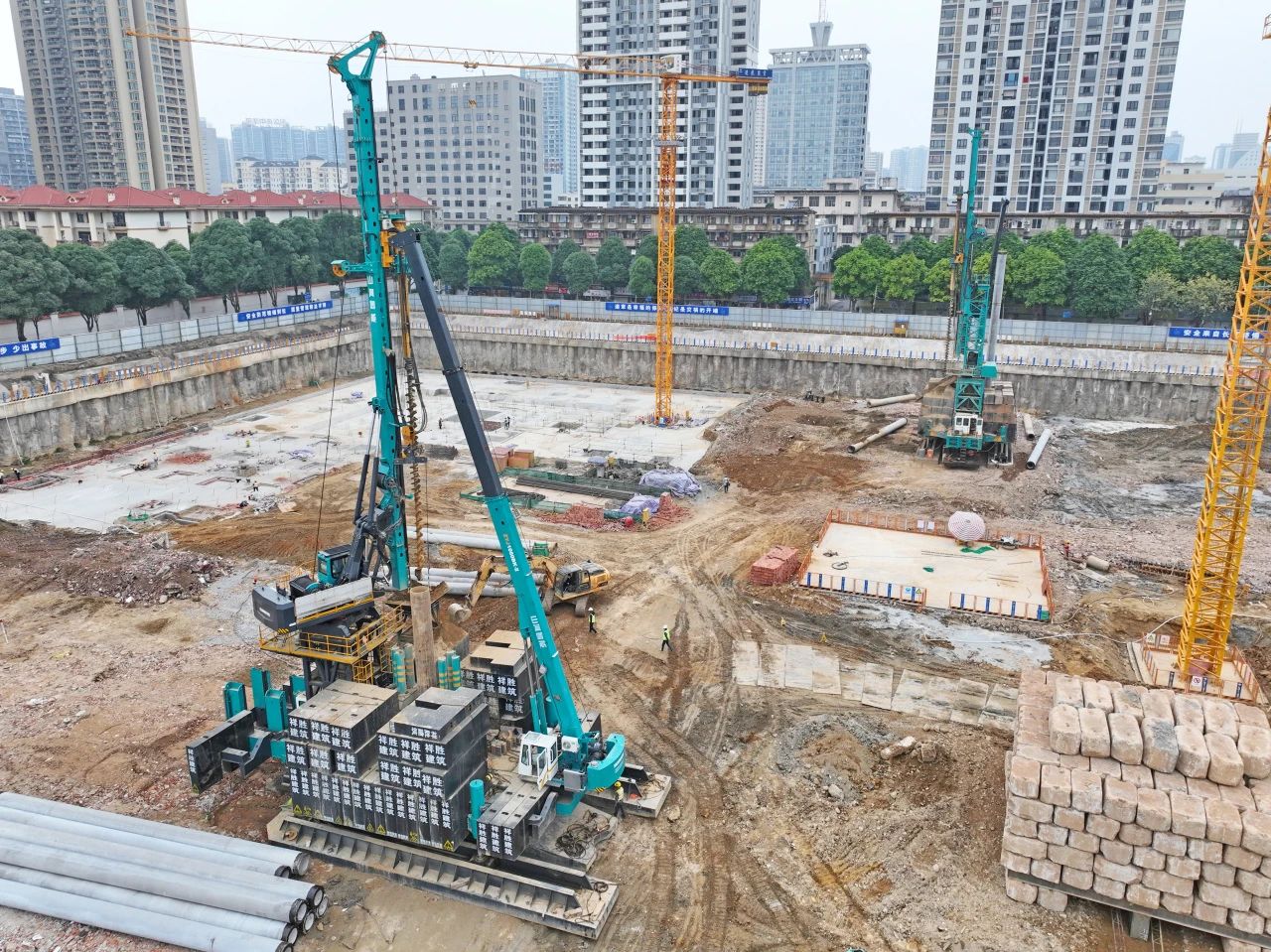 “綠巨人”顯神威！山河智能引孔式靜力壓樁機(jī)助建“綠城”南寧民生項(xiàng)目