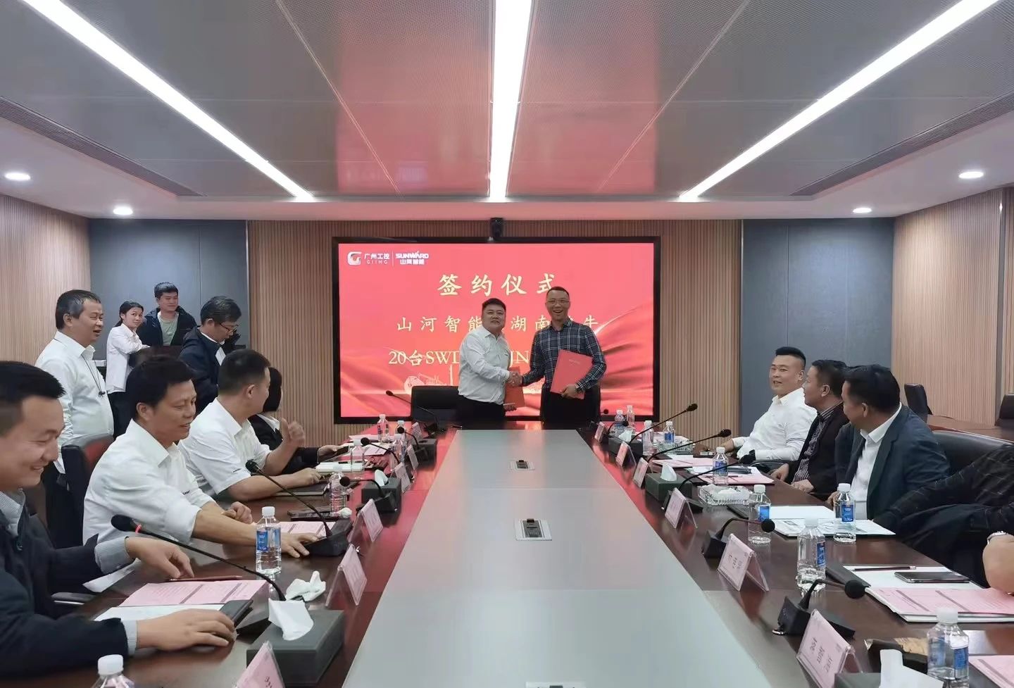 行業(yè)寒冬現(xiàn)暖陽！現(xiàn)場簽購20臺(tái)旋挖鉆機(jī)，山河智能攜手湖南駿牛助力國家電網(wǎng)項(xiàng)目建設(shè)