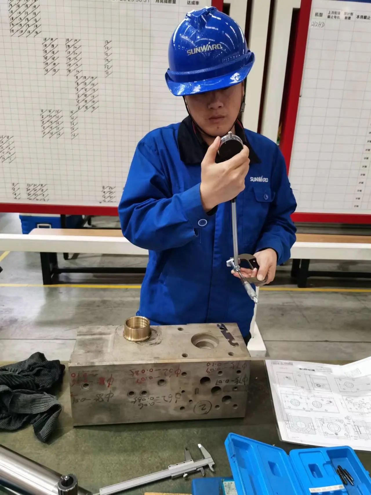 看山河工匠們?nèi)绾斡靡浑p巧手“拿捏”工作、創(chuàng)造“奇跡”