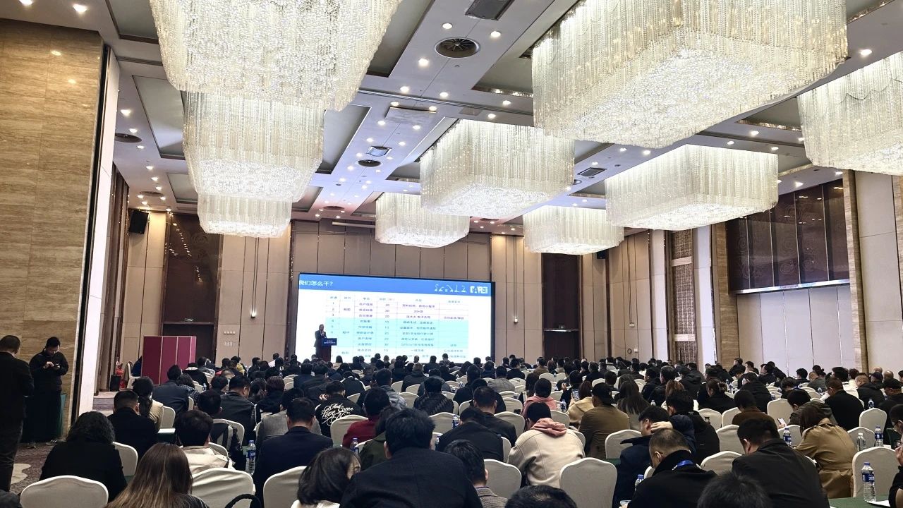 “爆品”來(lái)襲，簽單不斷！ 山河智能盛裝亮相第八屆全國(guó)高空作業(yè)平臺(tái)租賃大會(huì)