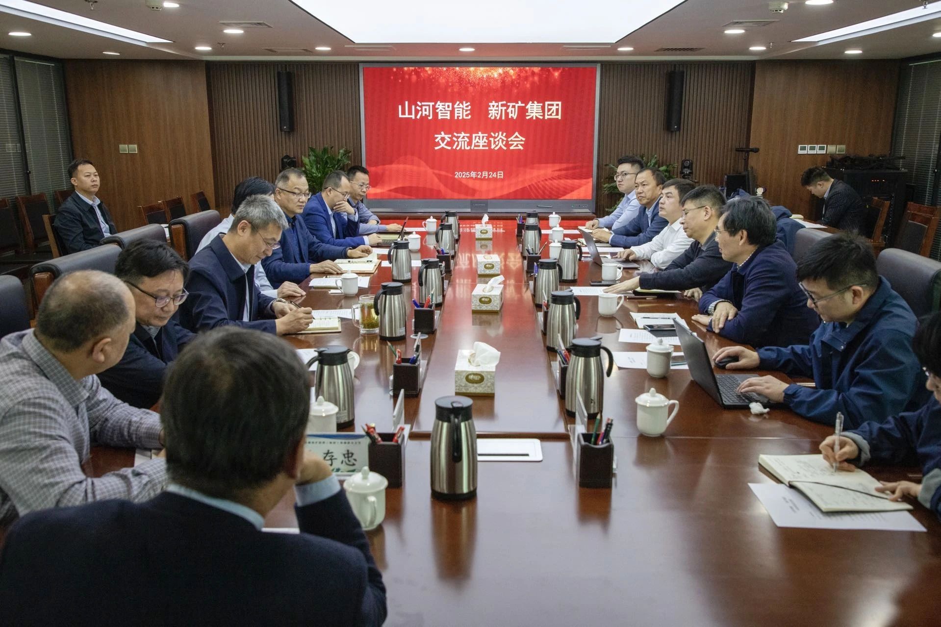 共筑智慧礦山，山河智能董事長付向東率隊(duì)赴新疆拜訪新礦集團(tuán)、八鋼礦業(yè)