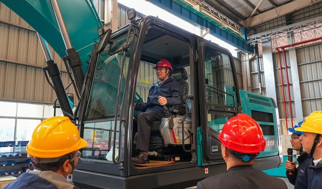 聚焦市場需求，山河智能三款精品工程液壓挖掘機成功下線